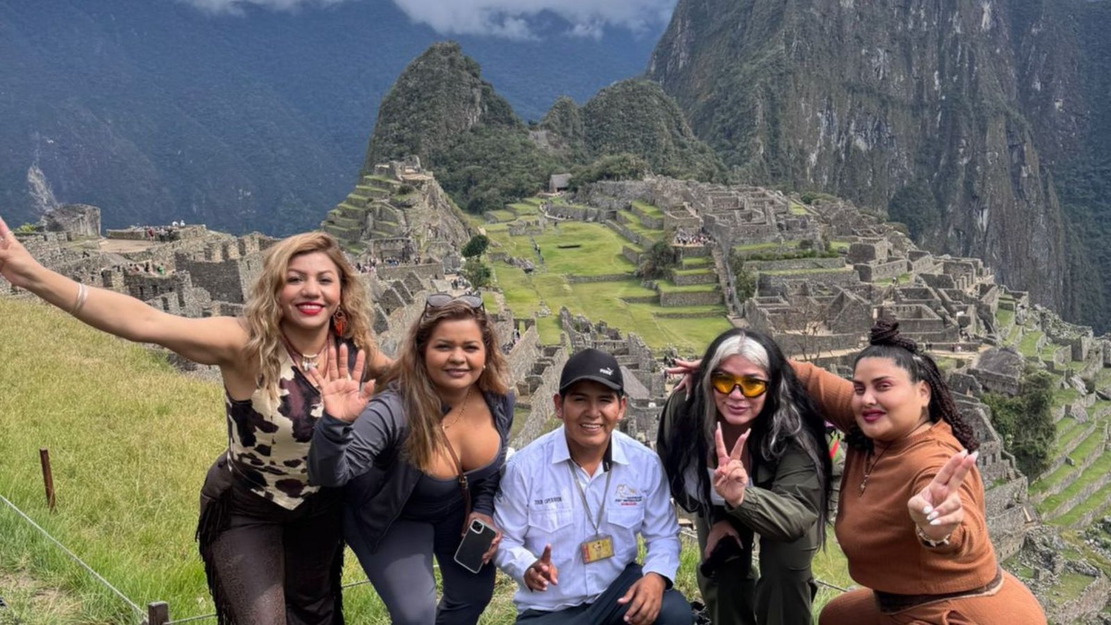 Travelers visiting Machu Picchu and the Sacred Valley on a 2-day guided tour from Cusco